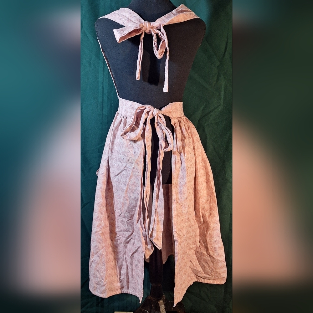 Homemade Pioneer Apron in Pink with a Delicate Print - Picture 4 of 7